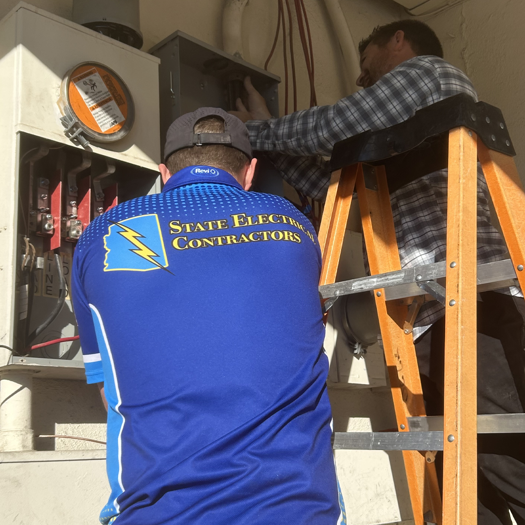 Phoenix-AZ-electricians-working-on-circuit-panel Phoenix-AZ-electricians-working-on-circuit-panel